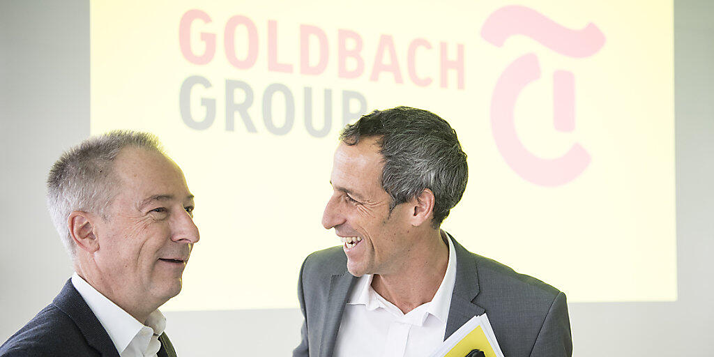 Tamedia-CEO Christoph Tonini, rechts, freut sich mit Jens Alder, Verwaltungsratspräsident der Goldbach Group AG, über die geplante Übernahme.
