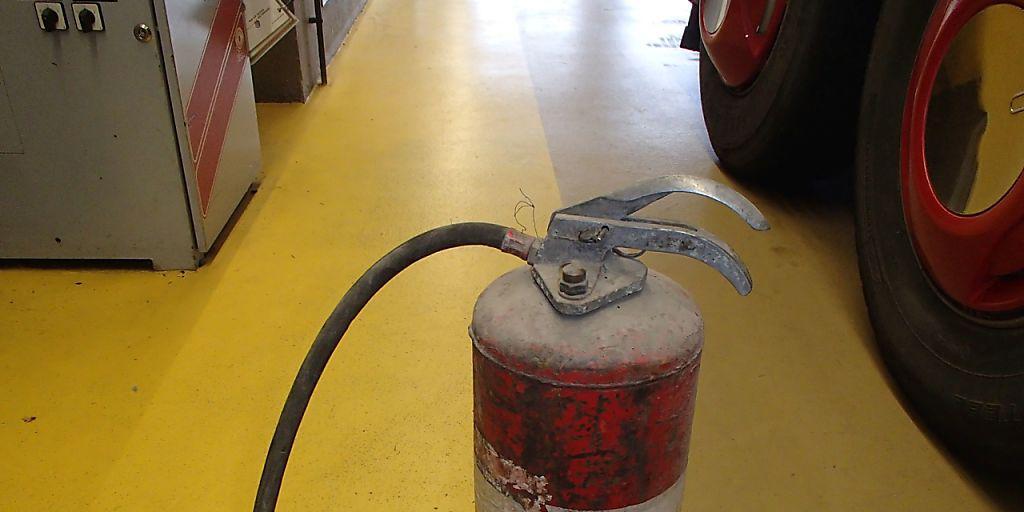 Dieser ausländische Car war mit einem völlig verrosteten Feuerlöscher unterwegs und wurde von der Polizei aus dem Verkehr gezogen.