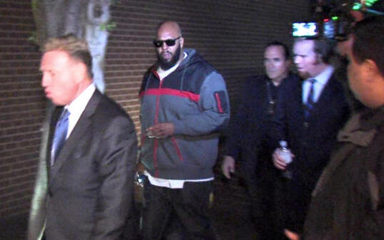 Marion "Suge" Knight auf dem Weg zum Büro des Sheriffs