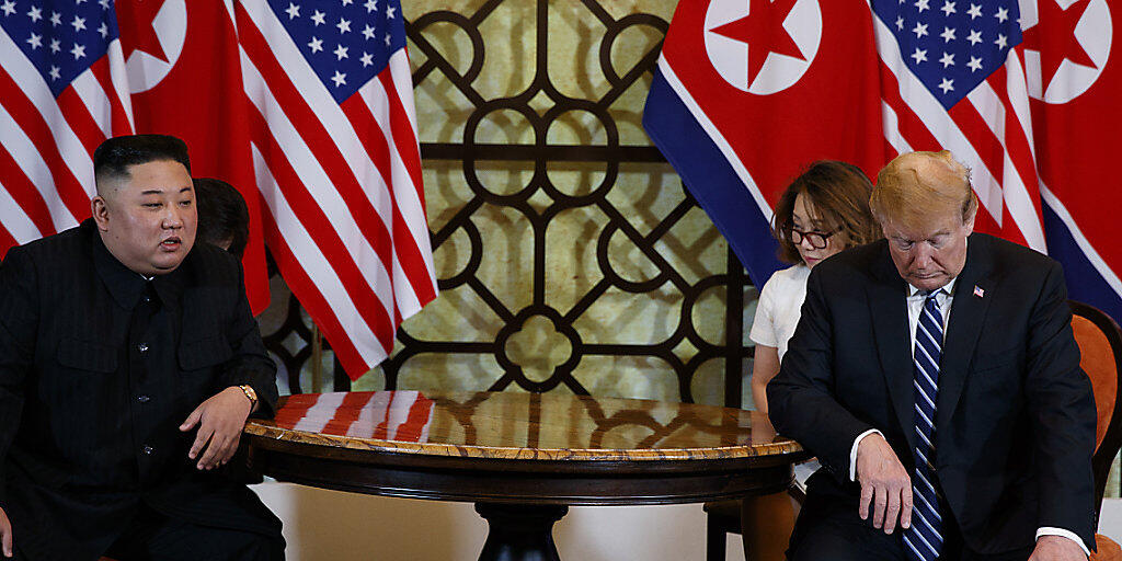 Das Treffen von US-Präsident Donald Trump mit dem nordkoreanischen Herrscher Kim Jong Un ist am Freitag in Hanoi offenbar ohne eine Einigung zu Ende gegangen. (AP Photo/ Evan Vucci)