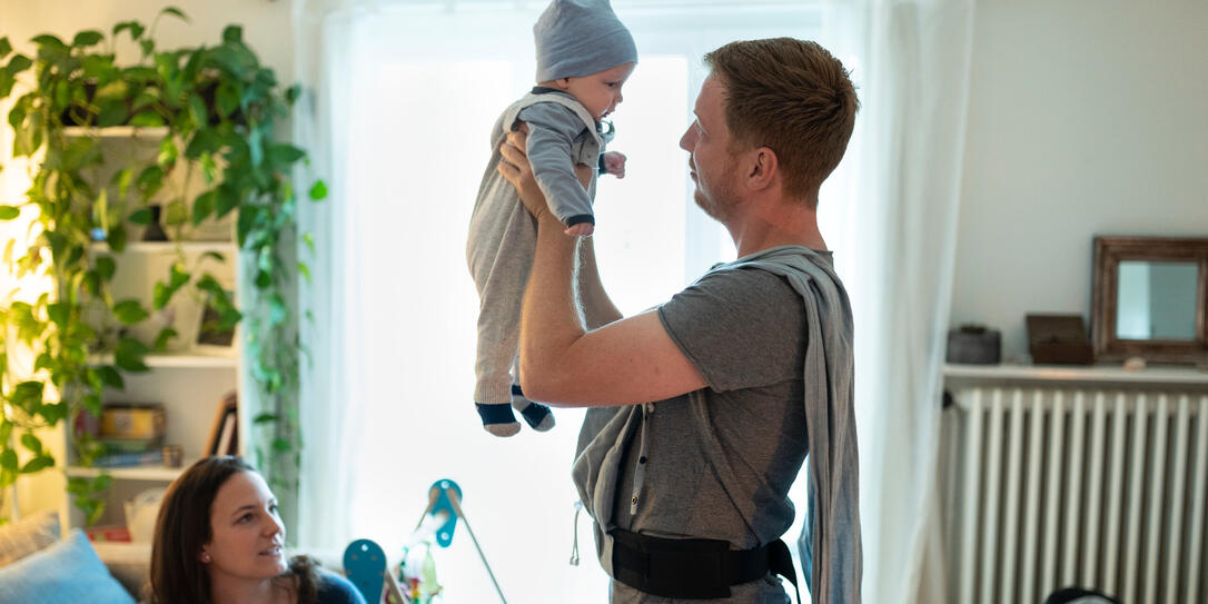 BABY, SAEUGLING, KLEINKIND, BEBE, KIND, SOHN, ELTERN, VATER, VATERSCHAFTSURLAUB, ELTERNZEIT, KINDERBETREUUNG, MUTTER, EHEPAAR, EHEFRAU, EHEMANN, BABY, SAEUGLING, KLEINKIND, BEBE, KIND, SOHN, ELTERN, VATER, VATERSCHAFTSURLAUB, ELTERNZEIT, KINDERBETREUUNG, MUTTER, EHEPAAR, EHEFRAU, EHEMANN,