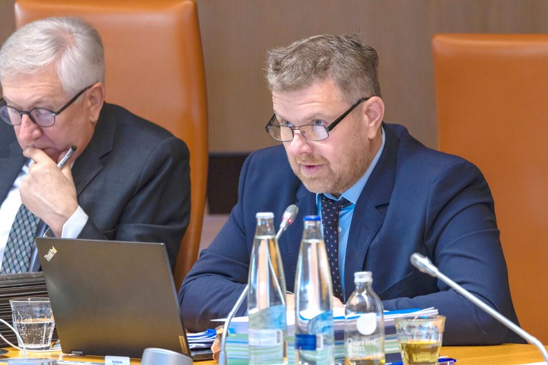 Die Opposition sparte nicht mit Kritik: Simon Schächle (DpL) legte anhand mehrerer Beispiele dar, dass selbst der Koalitionsvertrag in  manchen Punkten konkreter sei als das Regierungsprogramm.