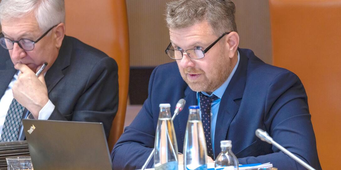 Die Opposition sparte nicht mit Kritik: Simon Schächle (DpL) legte anhand mehrerer Beispiele dar, dass selbst der Koalitionsvertrag in  manchen Punkten konkreter sei als das Regierungsprogramm.