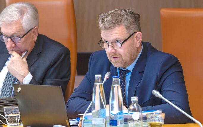 Die Opposition sparte nicht mit Kritik: Simon Schächle (DpL) legte anhand mehrerer Beispiele dar, dass selbst der Koalitionsvertrag in manchen Punkten konkreter sei als das Regierungsprogramm.