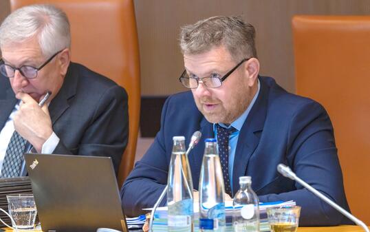 Die Opposition sparte nicht mit Kritik: Simon Schächle (DpL) legte anhand mehrerer Beispiele dar, dass selbst der Koalitionsvertrag in manchen Punkten konkreter sei als das Regierungsprogramm.