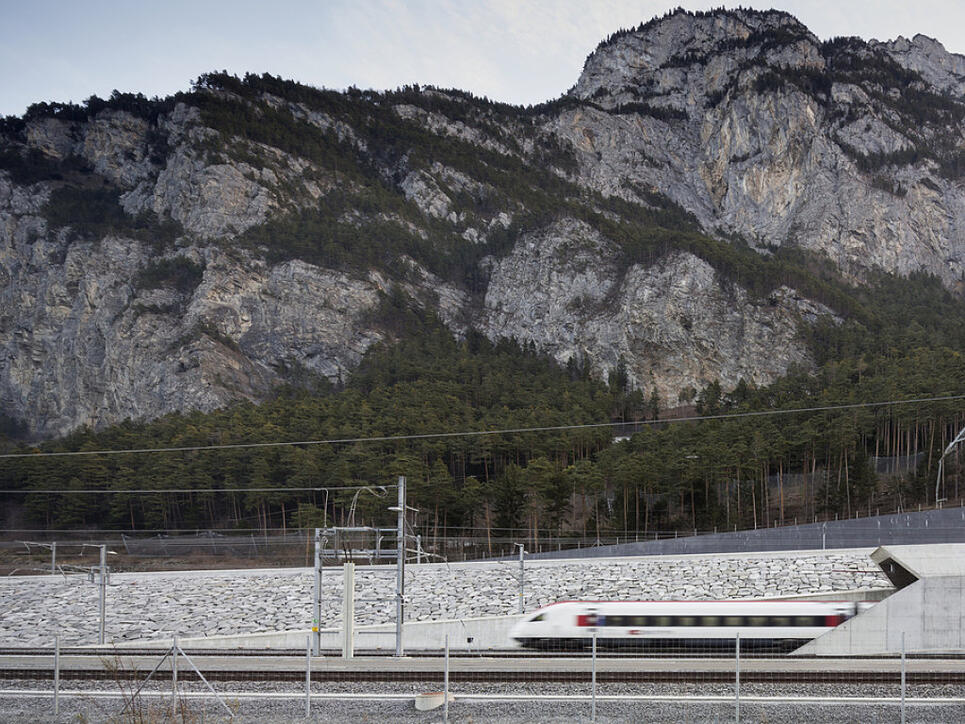 Ein Personenzug der SBB f&auml;hrt bei Erstfeld UR in das Nordportal des Gotthard-Basistunnels. (Archiv)