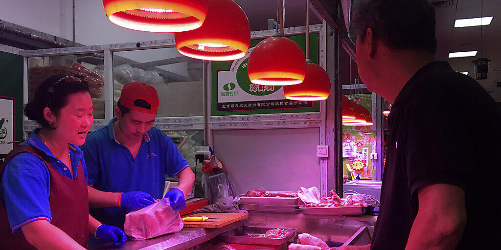 In China ist das Preisniveau überraschend gestiegen - besonders die Preise für Schweinefleisch zogen an. (Archivbild)