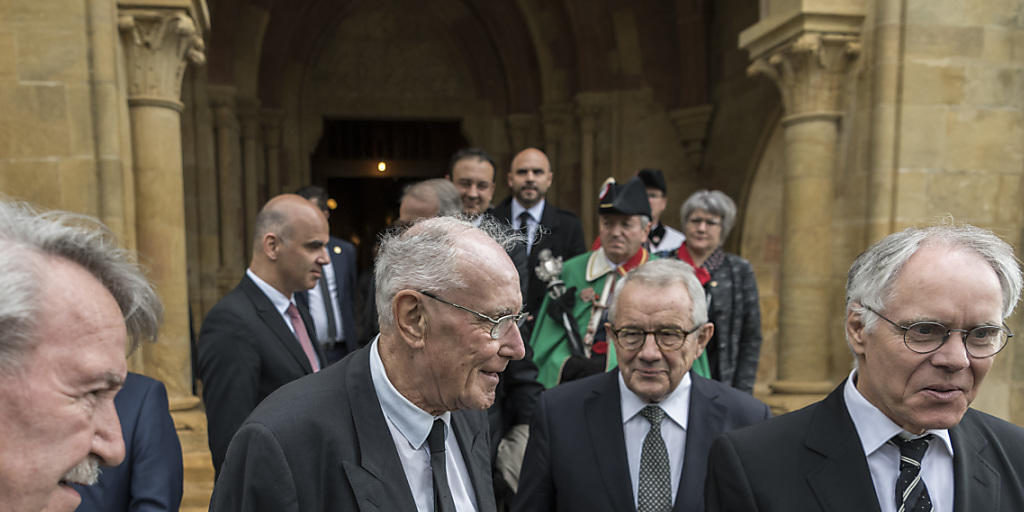 Treffen ehemaliger Bundesräte: René Felber, Flavio Cotti, Arnold Koller, und Moritz Leuenberger an der Beerdigung von alt Bundesrat Pierre Aubert in Neuenburg. Treffen ehemaliger Bundesräte: René Felber, Flavio Cotti, Arnold Koller, und Moritz Leuenberger an der Beerdigung von alt Bundesrat Pierre Aubert in Neuenburg.