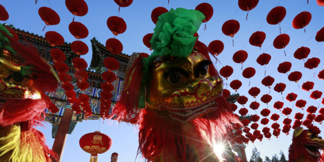 L&ouml;wentanz zum Jahreswechsel am Mittwoch in Peking