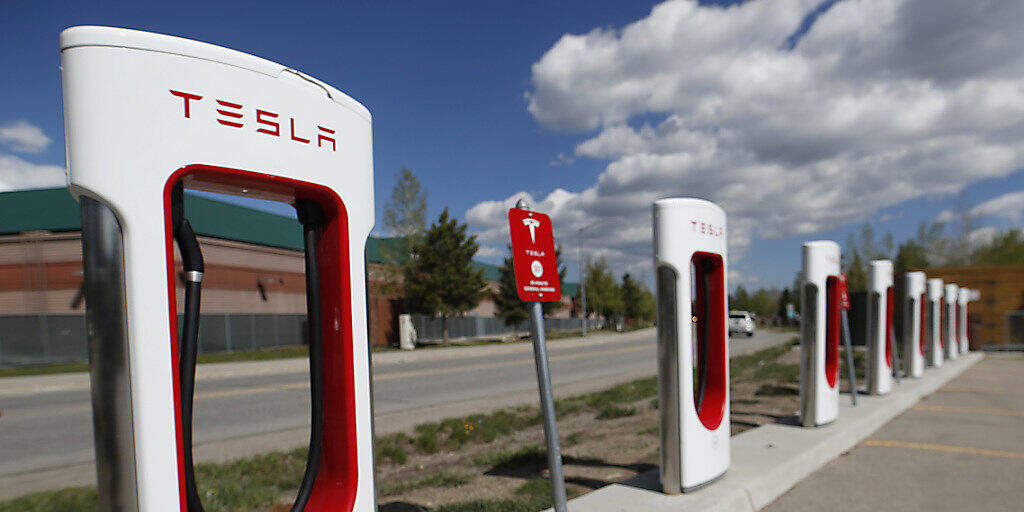 Der Elektroauto-Hersteller Tesla kommt auch in Europa mit dem Ausbau seiner Lade-Infrastruktur in Europa voran. (Archivbild)