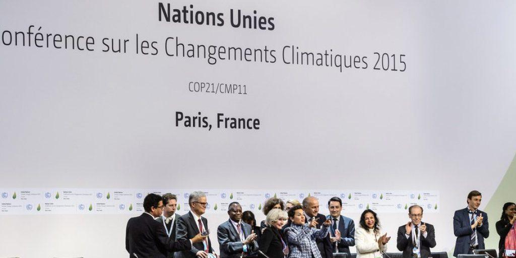 Jubel am Samstagabend in Paris im Plenarsaal nach der Einigung f&uuml;r ein Klima-Abkommen.