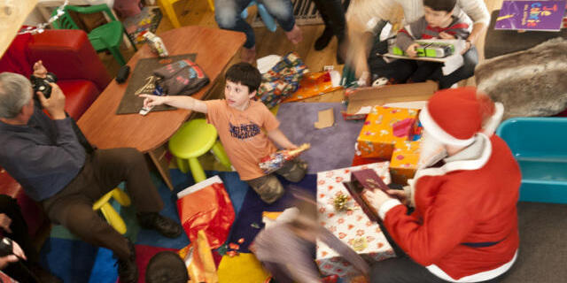 Der Weihnachtsmann beschert Kinder (Symbolbild)