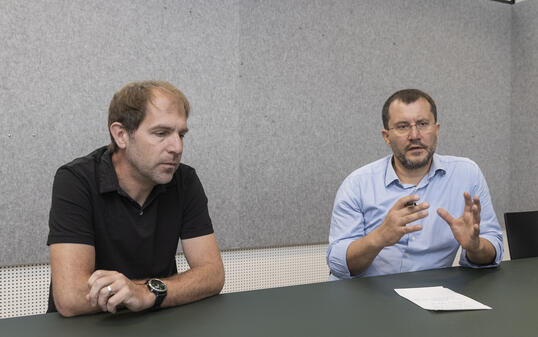 Gerwin Frick und Christoph Ospelt von der Lenum AG beraten ihre Kunden zum Thema Nachhaltigkeit und Energieeffizienz.