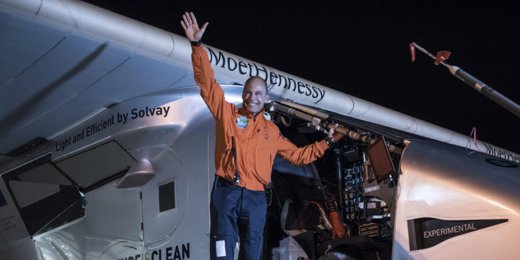 Bertrand Piccard winkt am Donnerstag in Goodyar, Arizona, vor dem Start.