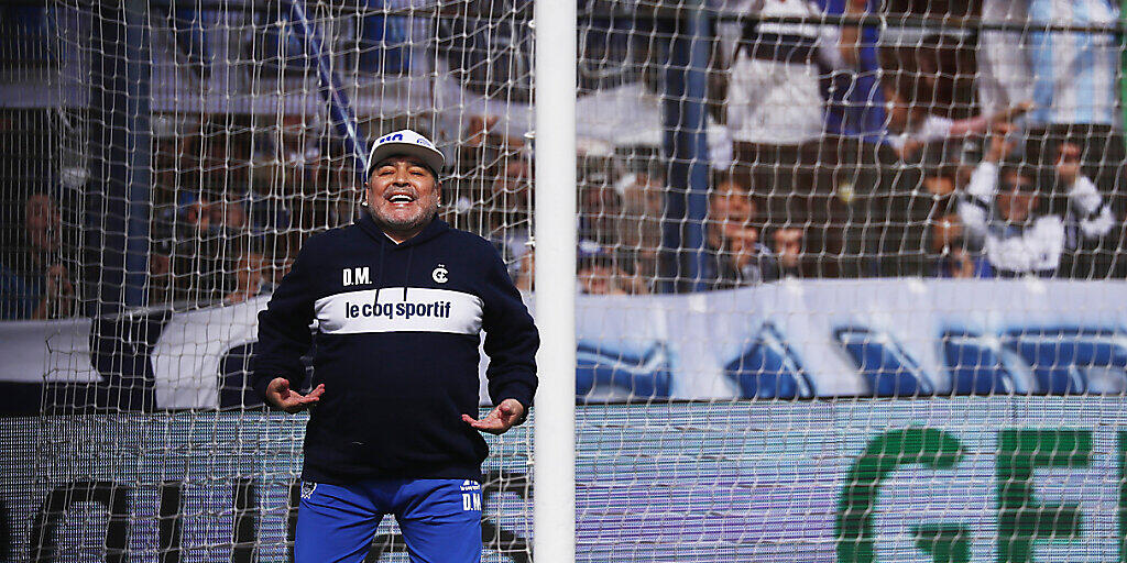 Diego Maradona lässt sich bei seiner Vorstellung als Trainer von Gimnasia von der hervorragenden Stimmung mitreissen