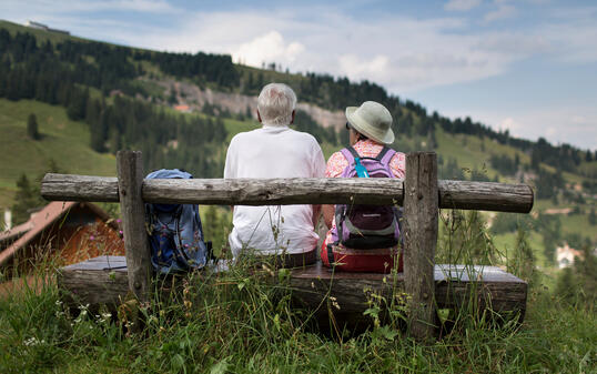 WANDERER, SENIOR, SENIOREN, BANK, SITZBANK, HOLZBANK, AUSSICHT SENIOR, SENIOREN, SENIORIN,