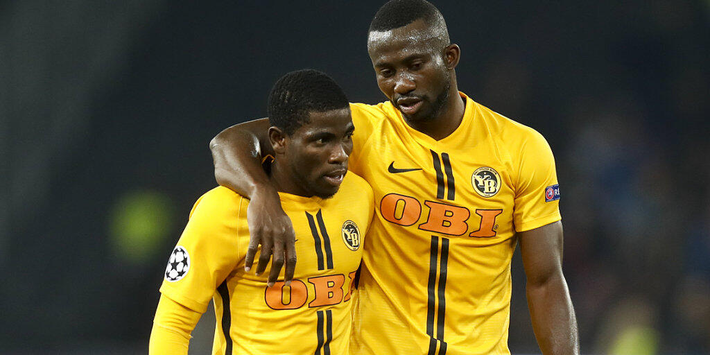 Die YB-Matchwinner Roger Assalé (links) und Sekou Sanogo im Gespräch