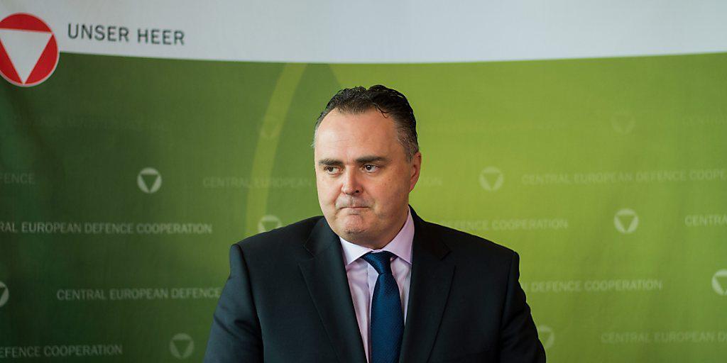 Österreichs Verteidigungsminister Hans Peter Doskozil setzt Soldaten für die Grenzkontrolle ein. Österreichs Verteidigungsminister Hans Peter Doskozil setzt Soldaten für die Grenzkontrolle ein.