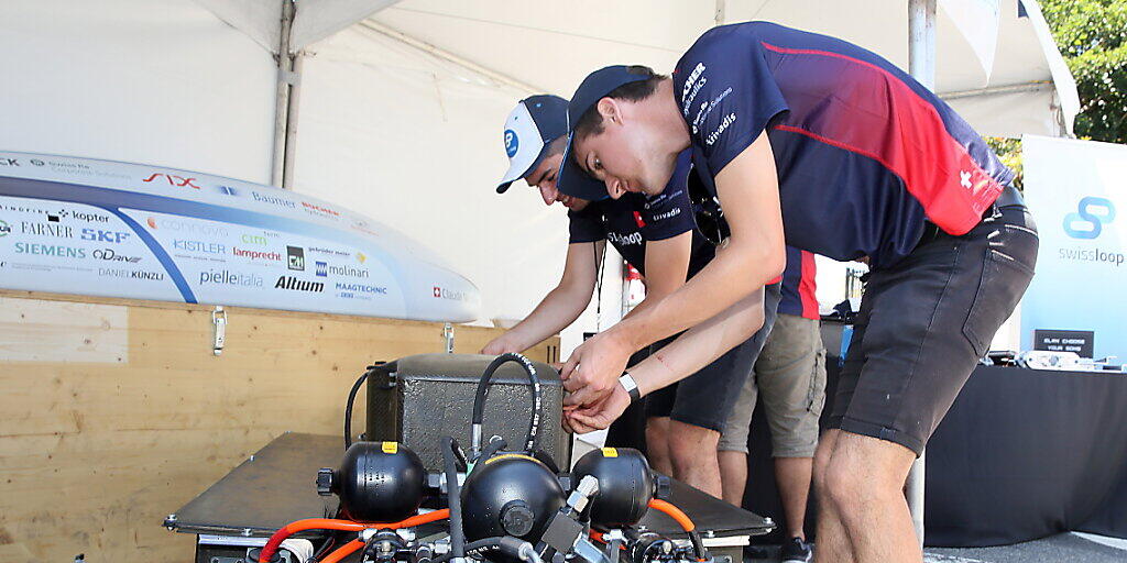 Zwei Studenten des Swissloop-Team an der Arbeit am Hyperloop-Wettbewerb auf dem SpaceX-Gelände in Los Angeles.