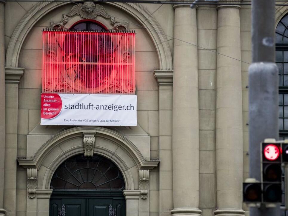 Der Stadtluft-Anzeiger an der Heiliggeist-Kirche in Bern leuchtete grösstenteils rot - ein Zeichen für eine zu hohe Stickoxid-Belastung der Luft. (Archivbild)