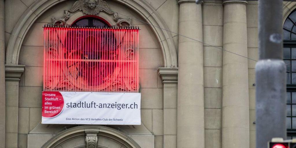 Der Stadtluft-Anzeiger an der Heiliggeist-Kirche in Bern leuchtete grösstenteils rot - ein Zeichen für eine zu hohe Stickoxid-Belastung der Luft. (Archivbild)