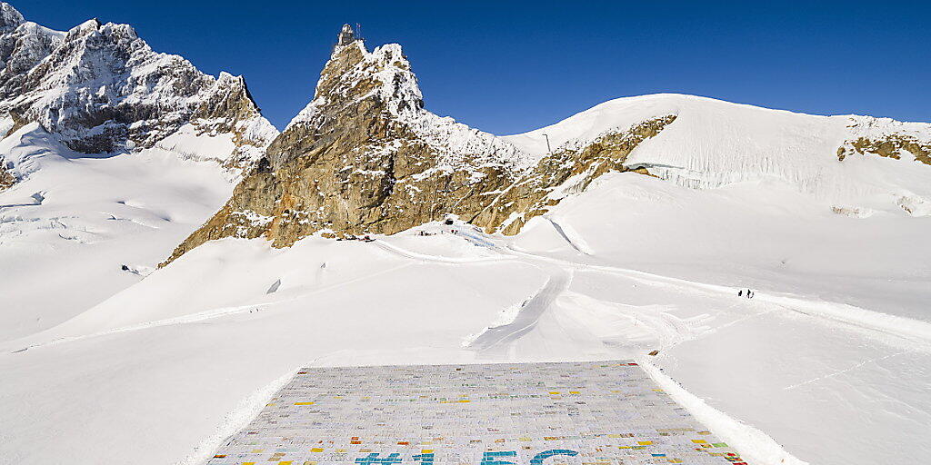 Die aus über 100'000 Einzelbotschaften zusammengesetzte Riesen-Postkarte auf dem Aletschgletscher. Die aus über 100'000 Einzelbotschaften zusammengesetzte Riesen-Postkarte auf dem Aletschgletscher.