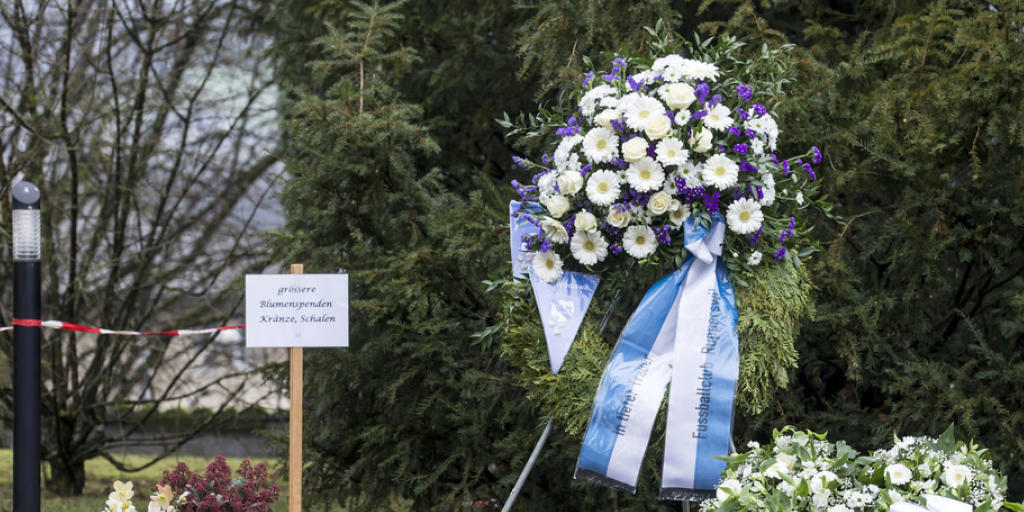 Vor der Kirche Rupperswil wurden Kränze und Blumen für die Opfer des Tötungsdelikts vom 21. Dezember 2015 hinterlegt. Vor der Kirche Rupperswil wurden Kränze und Blumen für die Opfer des Tötungsdelikts vom 21. Dezember 2015 hinterlegt.