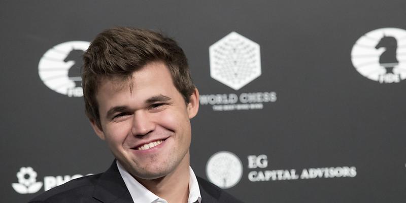 Lachender Sieger Magnus Carlsen: Der Norweger verteidigte gegen den Russen Karjakin seinen Schach-WM-Titel zum zweiten Mal. Er ist nun seit 2013 Weltmeister.
