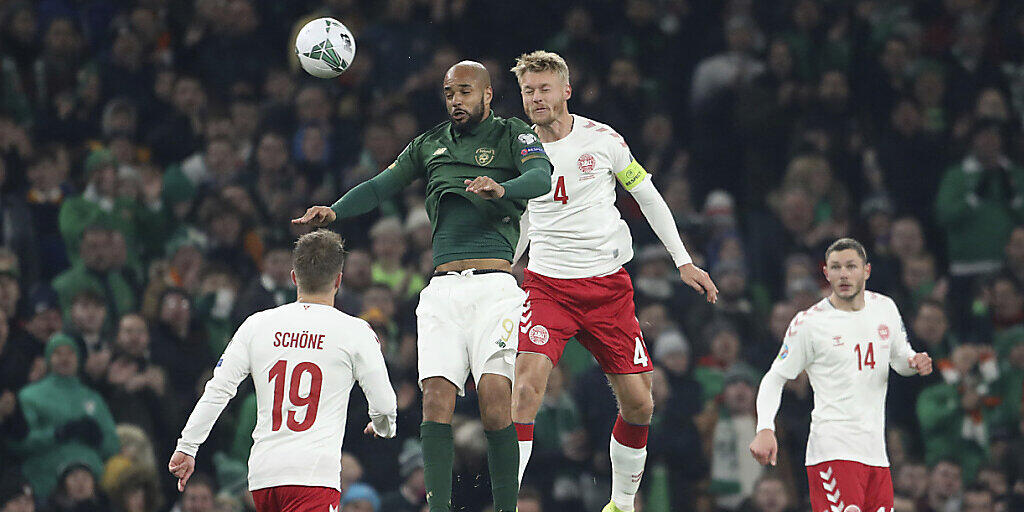 Irland mit David McGoldrick wehrte sich nach Kräften, doch die Dänen um Simon Kjaer (4) lösten in Dublin das EM-Ticket