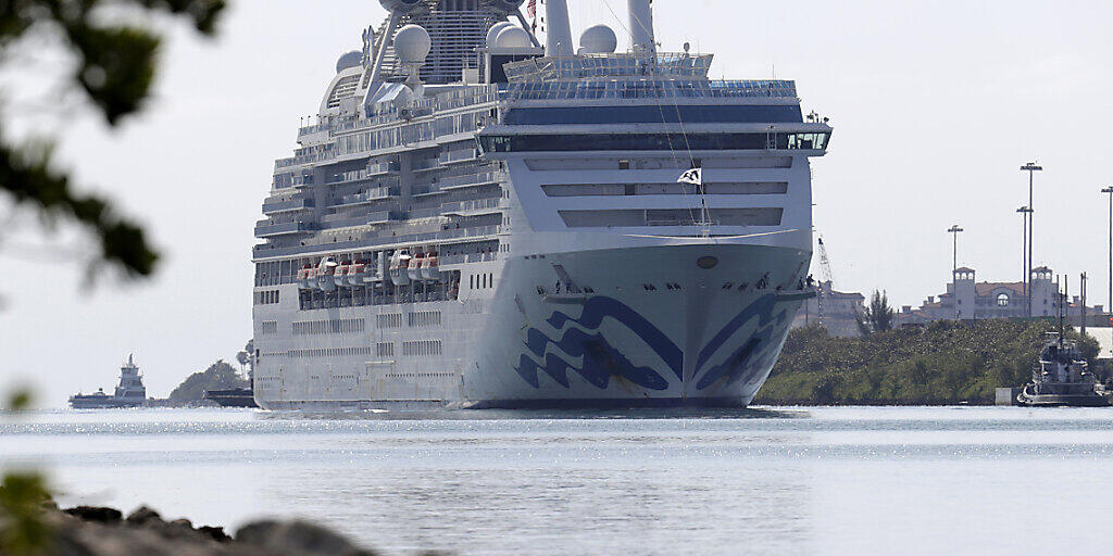 Das Kreuzfahrtschiff Coral Princess mit zwei am Coronavirus gestorbenen Passagieren legt im Hafen von Miami an.