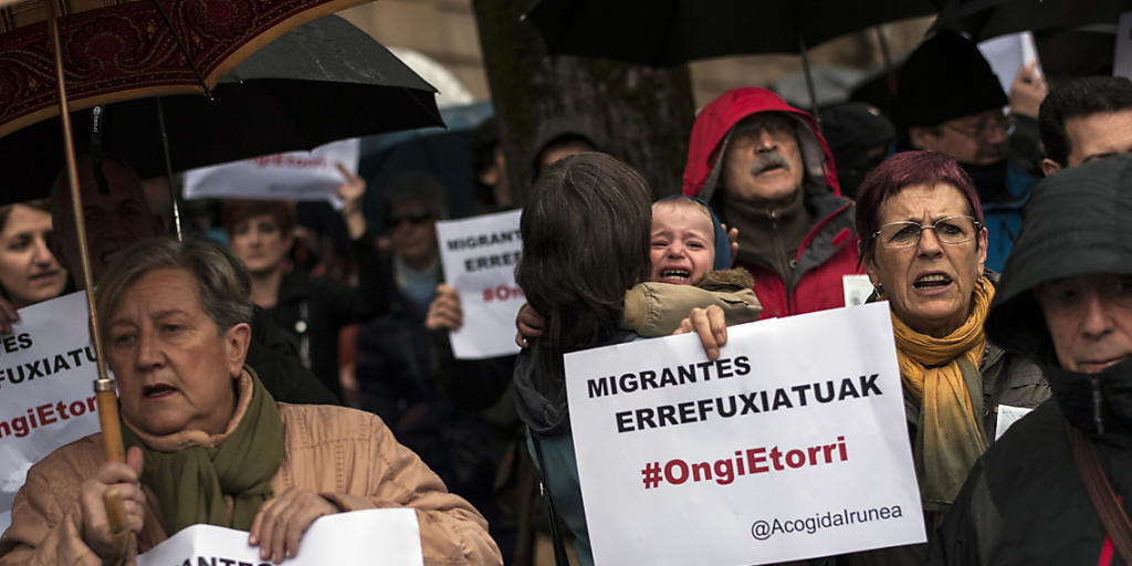 Demonstrierende am Mittwoch in Pamplona. Auf den Plakaten steht in baskischer Sprache: "Willkommen Flüchtlinge". Demonstrierende am Mittwoch in Pamplona. Auf den Plakaten steht in baskischer Sprache: "Willkommen Flüchtlinge".
