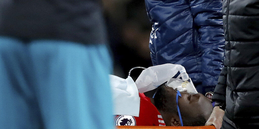Romelu Lukaku wird verletzt vom Platz getragen