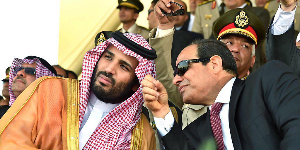 "Wir werden gegen jede terroristische Organisation kämpfen, nicht nur gegen den Islamischen Staat", lässt sich der saudische Vize-Kronprinz und Verteidigungsminister Mohammed Bin Salman (links), hier mit dem ägyptischen Präsidenten Al-Sisi zitieren. (Archivbild)