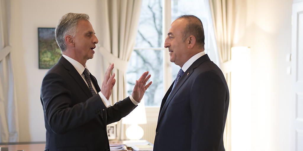 Bundesrat Didier Burkhalter (links) mit seinem türkischen Amtskollegen, Aussenminister Mevlüt Cavusoglu, im Bundeshaus in Bern. Bundesrat Didier Burkhalter (links) mit seinem türkischen Amtskollegen, Aussenminister Mevlüt Cavusoglu, im Bundeshaus in Bern.