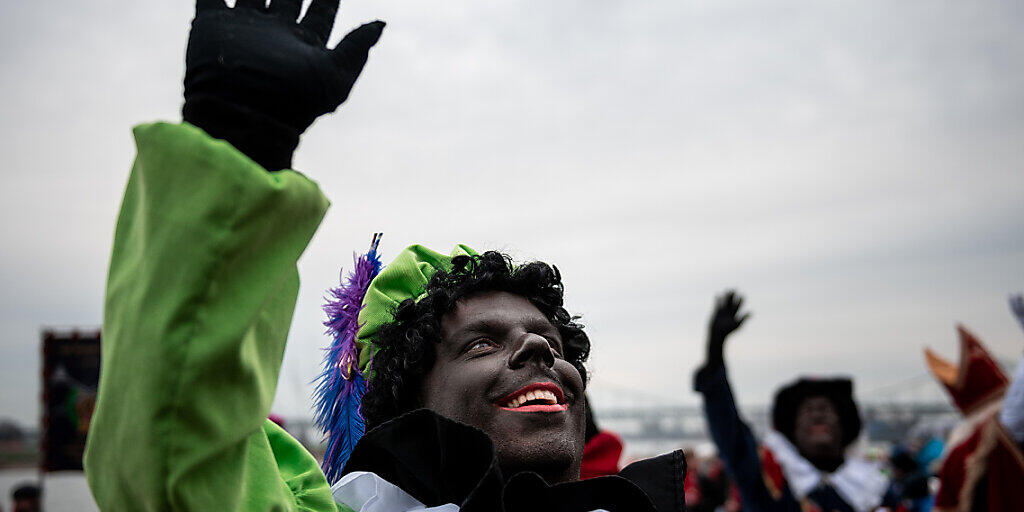 ARCHIV - Der Sinterklaas (Nikolaus) aus Venlo kommt mit mehreren «Zwarten Piets» (Schwarze Peter) im Gefolge mit dem Boot an. «Blackface» und Behauptungen über eine jüdische Kontrolle der Welt sollen bei Facebook künftig gelöscht werden. Foto: Fabian Strauch/dpa