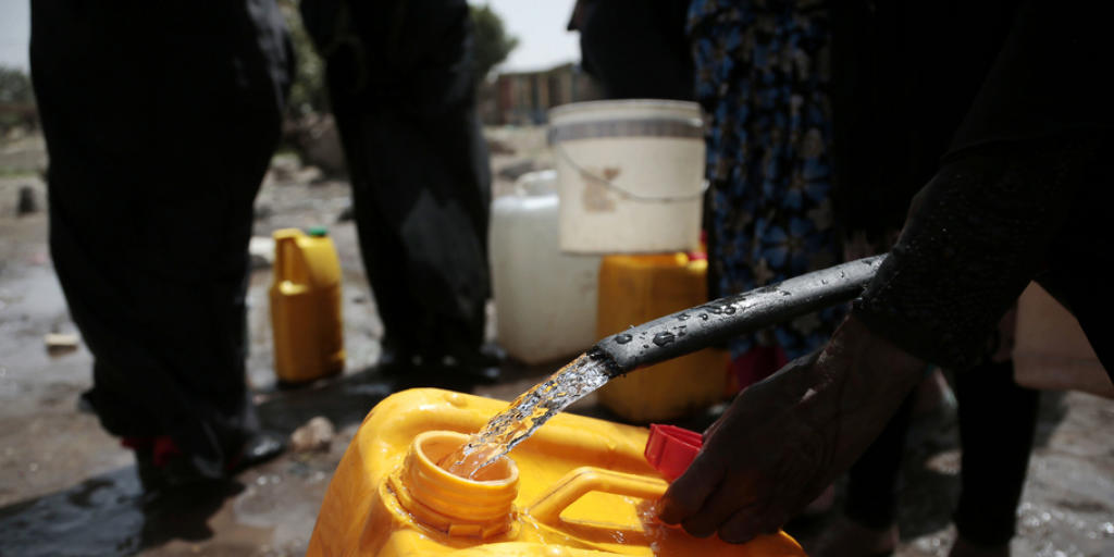 Eine Frau füllt in einem Aussenquartier von Jemens Hauptstadt Sanaa einen Kanister mit Wasser. Die Infektionskrankheit Cholera wird insbesondere durch verunreinigtes Wasser übertragen. (Archiv)