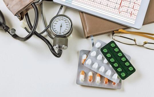 An cardiogram, sphygmomanometer, a device that measures pressure, to control high pressure with treatment therapy