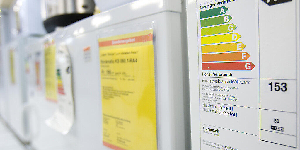 Energieetiketten auf Waschmaschinen: In der Schweiz werden mehr Haushaltgeräte benutzt, dank energieefizienter Technologien ist aber der Stromverbrauch gesunken. (Symbolbild) Energieetiketten auf Waschmaschinen: In der Schweiz werden mehr Haushaltgeräte benutzt, dank energieefizienter Technologien ist aber der Stromverbrauch gesunken. (Symbolbild)