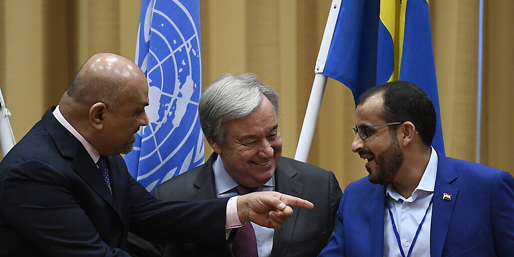 Huthi-Vertreter Mohammed Abdessalem (r) und Jemens Aussenminister Chaled Al Jaman reichten sich in Stockholm in Anwesenheit von Uno-Generalsekretär Antonio Guterres die Hand. Nun steht der Uno-Friedensplan auf der Kippe. (Archivbild)