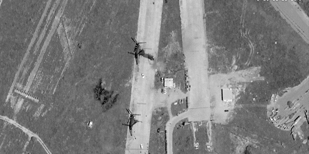 Truppen des abtrünnigen Generals Chalifa Haftar haben im April eine Offensive zur Eroberung der libyschen Hauptstadt Tripolis gestartet. Das Satellitenbild zeigt den Flughafen Mitiga nach Luftschlägen durch Haftars Einheiten. (Archivbild)