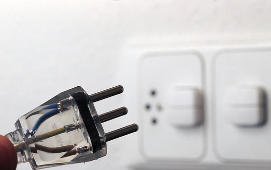 Transparenz beim Strommix: Fast zwei Drittel des Stroms in Schweizer Steckdosen stammt aus erneuerbaren Energien. Der Anteil aus neuen erneuerbaren Energien (Sonne, Wind, Biomasse und Kleinwasserkraft) nimmt zu. (Symbolbild)