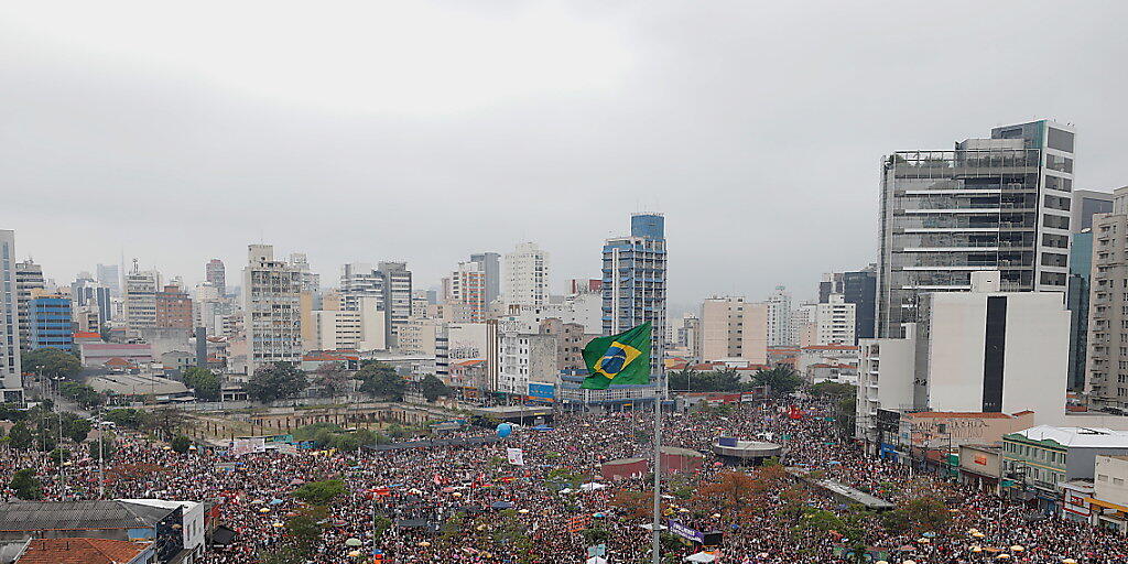 In Brasilien sind am Samstag (Ortszeit) in zahlreichen Städten tausende Menschen gegen den Präsidentschaftskandidaten Jair Bolsonaro auf die Strasse gegangen.