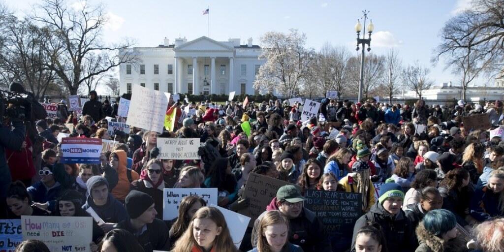 Protestierende Jugendliche am Mittwoch vor dem Weissen Haus in Washington.