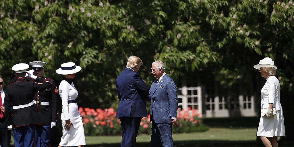 US-Donald Trump und First Lady Melania werden bei ihrer Ankunft beim Buckingham-Palast von Prinz Charles und dessen Frau Camilla empfangen.