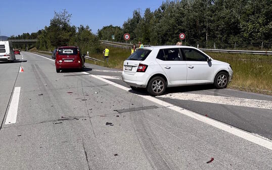 F&uuml;r die Bergung und Unfallaufnahme auf der A13 musste die Normalspur w&auml;hrend rund einer Stunde gesperrt werden.