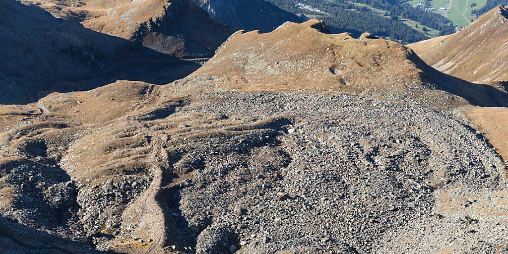 Blockgletscher aus Schutt und Permafrost kriechen normalerweise sehr langsam hangabwärts. Durch die anhaltende Erwärmung des Permafrosts haben viele ihre Bewegung auf mehrere Meter pro Jahr beschleunigt. Hier ein Blockgletscher unter dem Parpaner Rothorn. (Archiv) Blockgletscher aus Schutt und Permafrost kriechen normalerweise sehr langsam hangabwärts. Durch die anhaltende Erwärmung des Permafrosts haben viele ihre Bewegung auf mehrere Meter pro Jahr beschleunigt. Hier ein Blockgletscher unter dem Parpaner Rothorn. (Archiv)