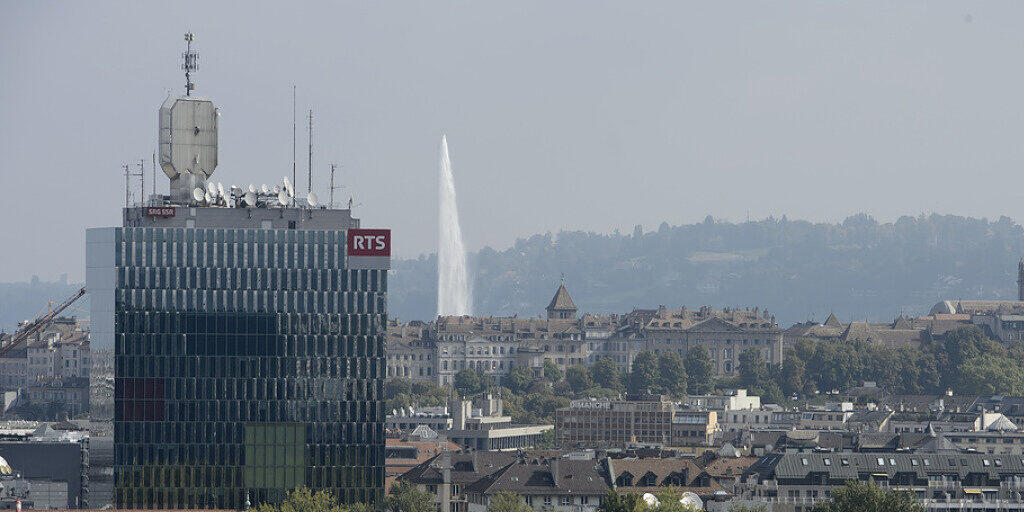 Der Turm des Westschweizer Fernsehens RTS in Genf. Der Umzug der Nachrichtenabteilung nach Lausanne ist laut RTS-Direktor Pascal Crittin definitiv. (Archivbild)