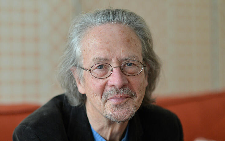 Der österreichische Autor Peter Handke erhält den Literaturnobelpreis 2019 für sein "einflussreiches Werk", das mit "sprachlicher Genialität die Peripherie und die Spezifität der menschlichen Erfahrung untersucht", wie die Akademie in Stockholm erklärte. (Archivbild)