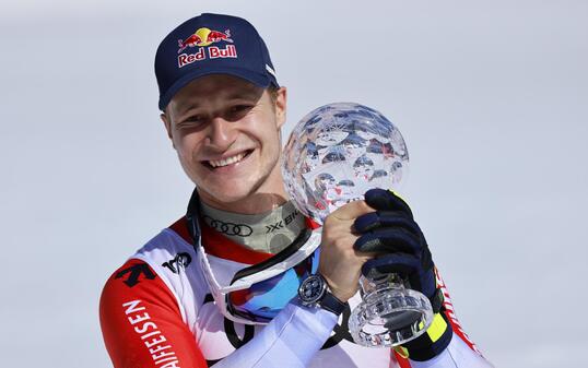 Marco Odermatt mit seiner 13. Kristallkugel.