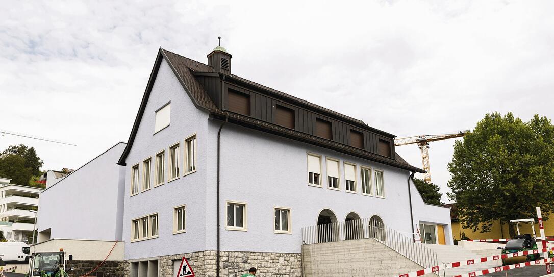 Die Aussenansicht überzeugt vor allem auch mit den drei Bögen beim Eingangsbereich. Die Aussenansicht überzeugt vor allem auch mit den drei Bögen beim Eingangsbereich.